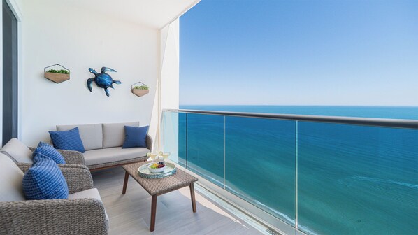 公寓客房, 1 張特大雙人床及 1 張梳化床, 露台, 海景 (Encantame Towers Velero 1803) | 客房景觀