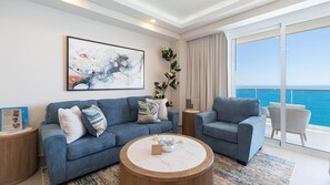 Condo, 1 giường cỡ king và sofa giường, ban công, quang cảnh biển (Encantame Towers Velero 1803) | Khu phòng khách | TV màn hình phẳng 42-inch có truyền hình kỹ thuật s ố 