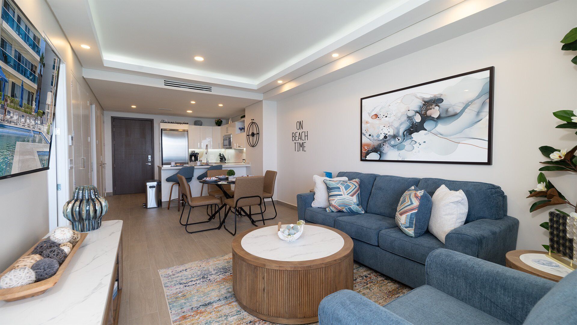 Leilighet, 1 kingsize-seng med sovesofa, balkong, havutsikt (Encantame Towers Velero 1803) | Oppholdsområde | En 42-tommers Flatskjerm-TV med digitale kanaler