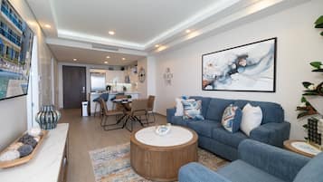 Leilighet, 1 kingsize-seng med sovesofa, balkong, havutsikt (Encantame Towers Velero 1803) | Oppholdsområde | En 42-tommers Flatskjerm-TV med digitale kanaler