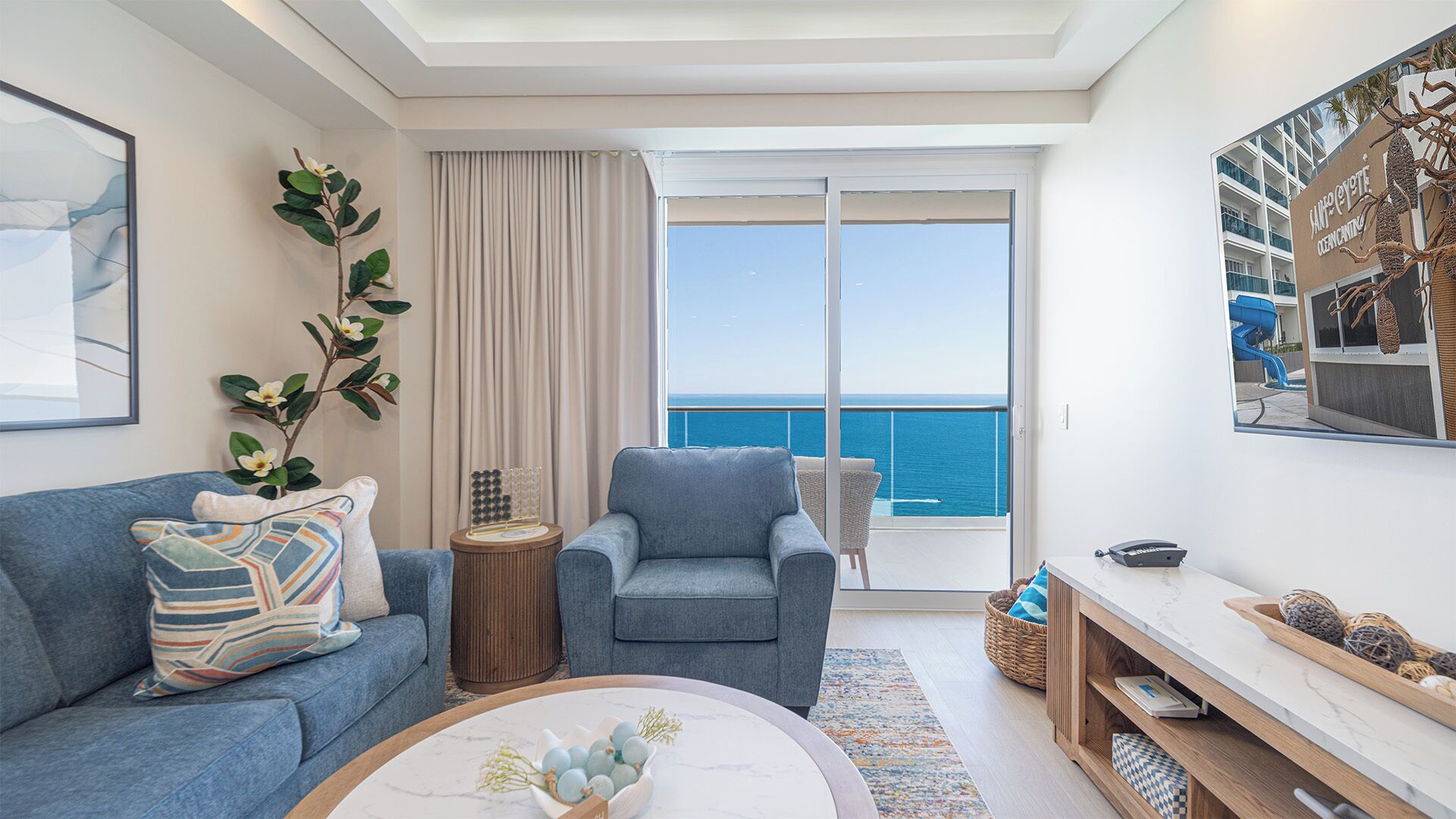 Condo, 1 cama King size y sofá cama, balcón, vista al océano (Encantame Towers Velero 1803) | Área de sala de estar | Televisión de pantalla plana de 42 pulgadas con canales digitales 