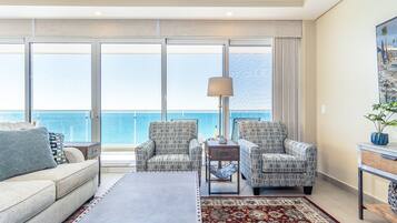 Condo, várias camas, sacada, vista para o oceano (Encantame Towers Viento 605) | Área de estar | TV de tela plana 42 polegadas com canais digitais