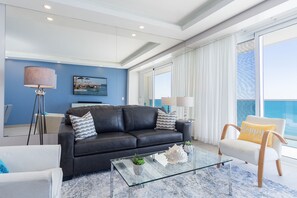 Apartment, Mehrere Betten, Balkon, Meerblick (Encantame Towers Velero 1104) | Wohnbereich | 42-Zoll-Flachbildfernseher mit Digitalempfang