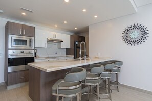 Apartment, Mehrere Betten, Balkon, Meerblick (Encantame Towers Velero 1104) | Eigene Küche | Esstisch