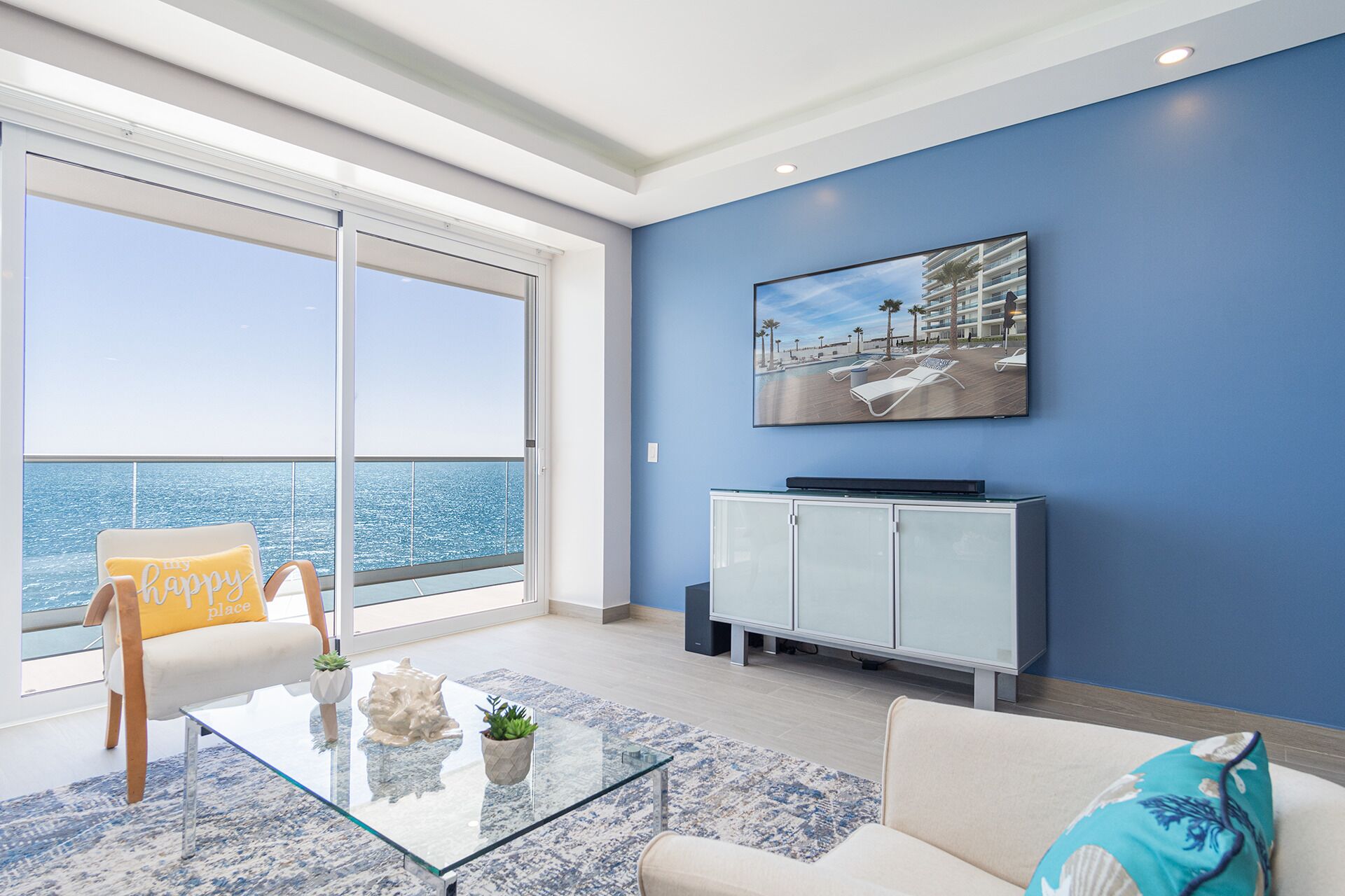 Lejlighed - flere senge - balkon - havudsigt (Encantame Towers Velero 1104) | Opholdsområde | 42-tommers fladskærms-tv med digitale kanaler