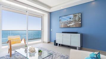Condo, nhiều giường, ban công, quang cảnh biển (Encantame Towers Velero 1104) | Khu phòng khách | TV màn hình phẳng 42-inch có truyền hình kỹ thuật số