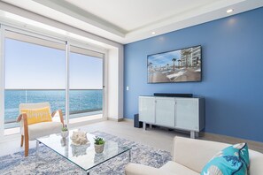 Condo, nhiều giường, ban công, quang cảnh biển (Encantame Towers Velero 1104) | Khu phòng khách | TV màn hình phẳng 42-inch có truyền hình kỹ thuật số