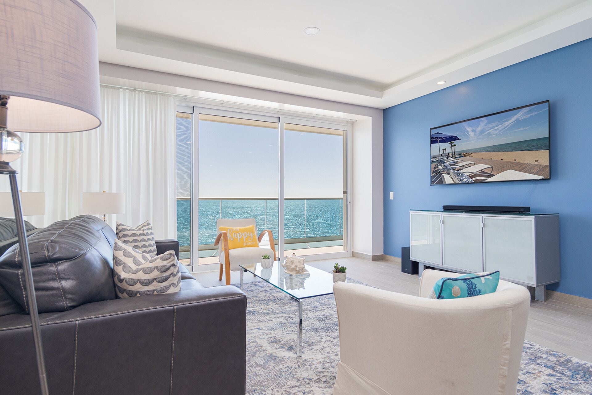 Condo, nhiều giường, ban công, quang cảnh biển (Encantame Towers Velero 1104) | Khu phòng khách | TV màn hình phẳng 42-inch có truyền hình kỹ thuật số 
