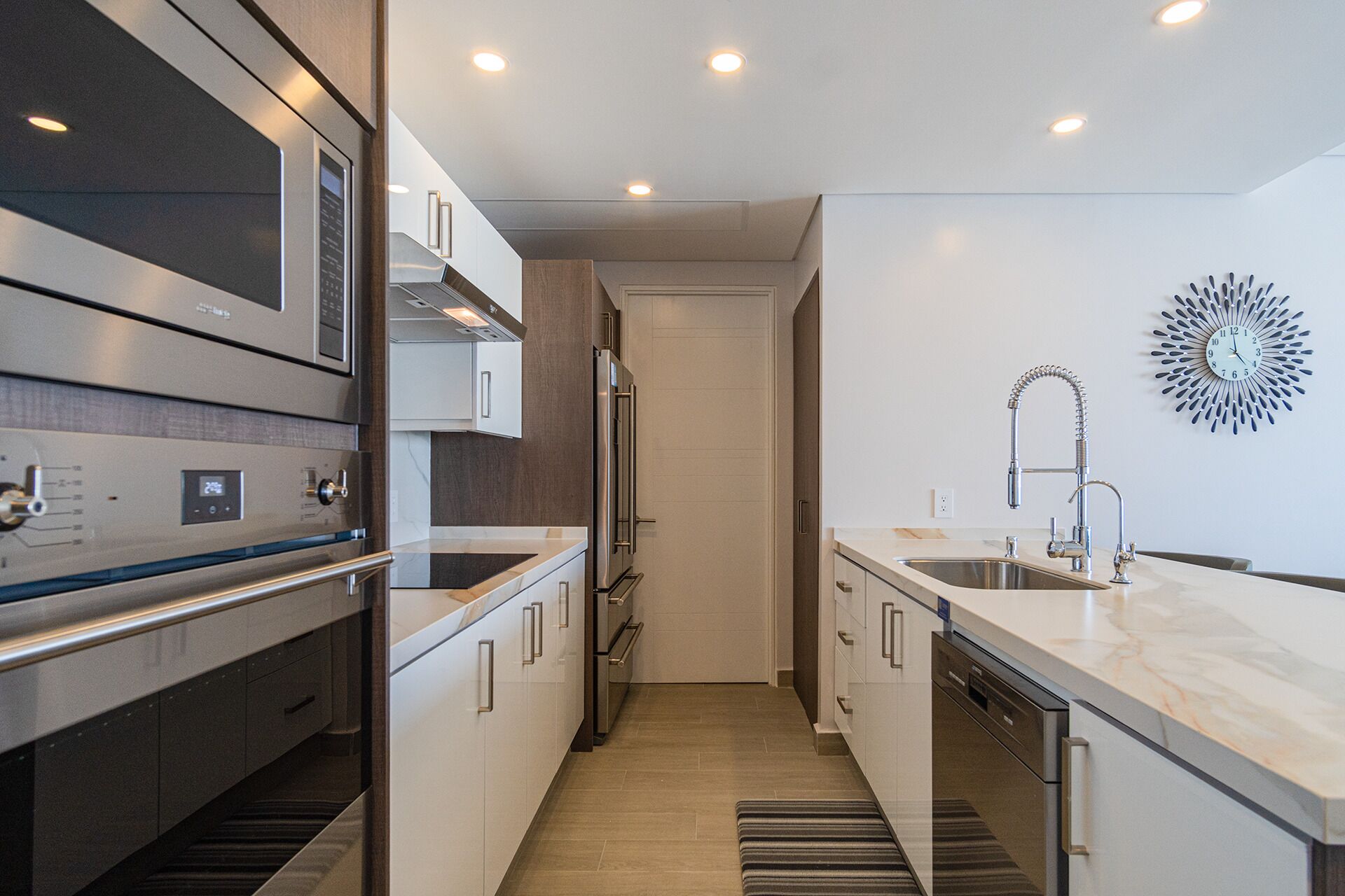 Condo, varias camas, balcón, vista al océano (Encantame Towers Velero 1104) | Cocina privada | Comedor 