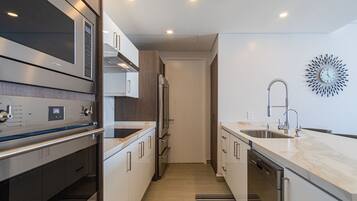 Condo, varias camas, balcón, vista al océano (Encantame Towers Velero 1104) | Cocina privada | Comedor