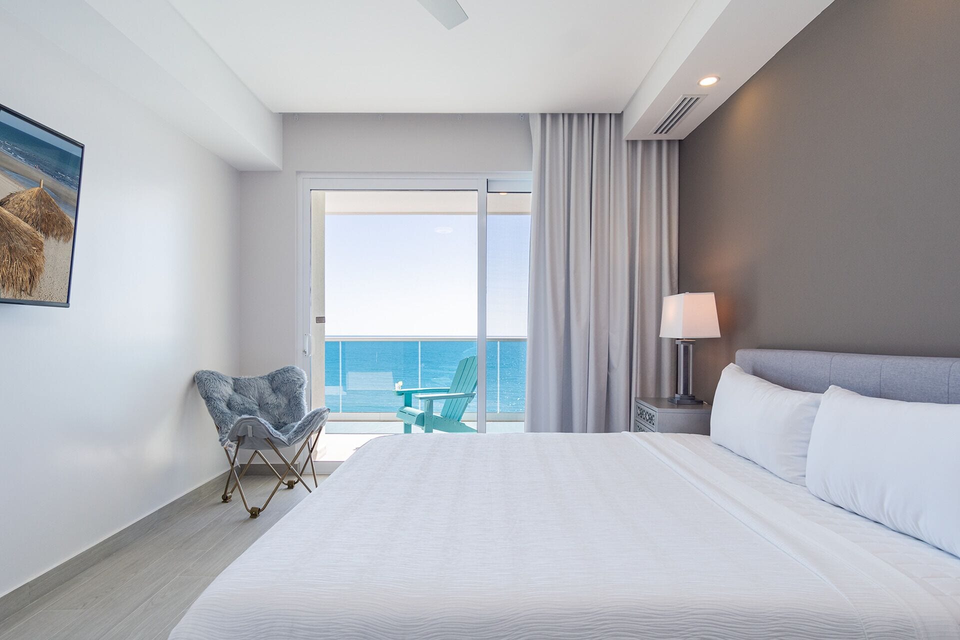 Condo, nhiều giường, ban công, quang cảnh biển (Encantame Towers Velero 1104) | 2 phòng ngủ, trang trí khác biệt 