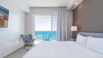 Condo, nhiều giường, ban công, quang cảnh biển (Encantame Towers Velero 1104) | 2 phòng ngủ, trang trí khác biệt