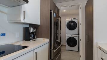 Appartement, Meerdere bedden, balkon, uitzicht op zee (Encantame Towers Velero 1104) | Privékeuken | Een eettafel