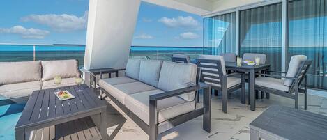 Leilighet, flere senger, balkong, havutsikt (Encantame Towers Viento 1702) | Utendørsservering