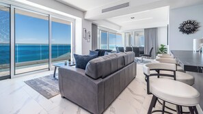 Appart'hôtel, plusieurs lits, balcon, vue océan (Encantame Towers Viento 1702) | Intérieur