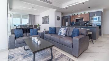 Apartment, Mehrere Betten, Balkon, Meerblick (Encantame Towers Viento 1702) | Wohnbereich | 42-Zoll-Flachbildfernseher mit Digitalempfang