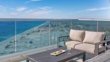 Appartement, Meerdere bedden, balkon, uitzicht op zee (Encantame Towers Viento 1702) | Uitzicht vanuit de kamer