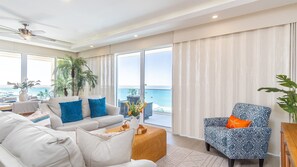 Appart'hôtel, plusieurs lits, balcon, vue océan (Encantame Towers Velero 305) | Coin séjour | Télévision à écran plat de 42 pouces avec chaînes numériques