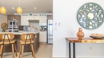 Condo, varias camas, balcón, vista al océano (Encantame Towers Velero 305) | Cocina privada | Comedor