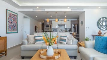 Condo, varias camas, balcón, vista al océano (Encantame Towers Velero 305) | Área de sala de estar | Televisión de pantalla plana de 42 pulgadas con canales digitales