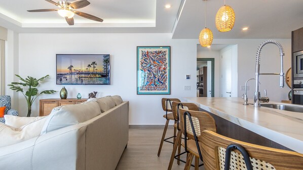 شقة - عدة أسرّة - بشرفة - بمنظر للمحيط (Encantame Towers Velero 305) | منطقة المعيشة | تلفزيون بشاشة مسطحة بحجم 42-بوصة يعرض قنوات تلفزيونية رقمية