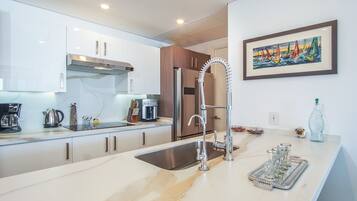 Appartement, Meerdere bedden, balkon, uitzicht op zee (Encantame Towers Velero 1502) | Privékeuken