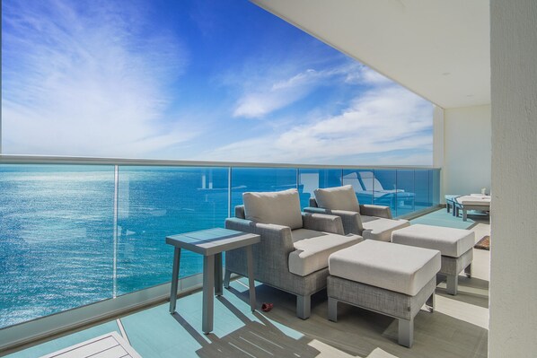 Bloc d'apartaments, diversos llits, balcó, vistes a l'oceà (Encantame Towers Velero 1502) | Vista des de l'habitació