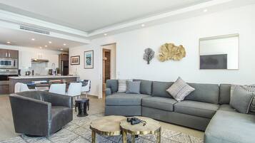 Appartement, Meerdere bedden, balkon, uitzicht op zee (Encantame Towers Velero 1502) | Woonruimte | Een 42-inch flatscreentelevisie met digitale zenders