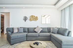 公寓式客房, 多张床, 阳台, 海洋景观 (Encantame Towers Velero 1502) | 起居区 | 42-英寸纯平电视（配备数码频道）