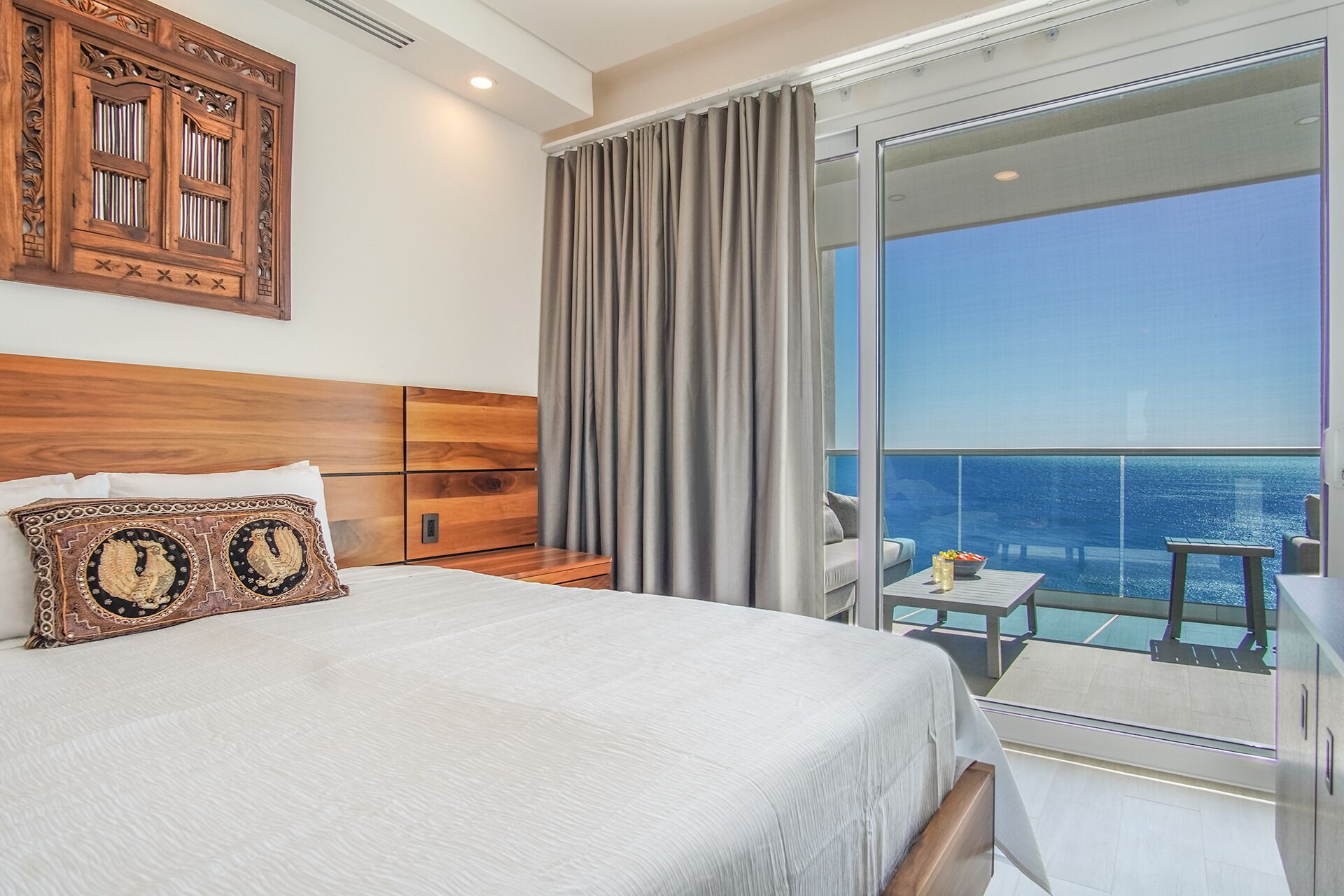 2 bedrooms, individually decorated, individually furnished