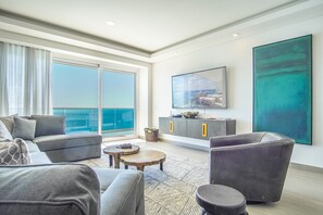 Bloc d'apartaments, diversos llits, balcó, vistes a l'oceà (Encantame Towers Velero 1502) | Sala d'estar | Televisor de pantalla plana de 42 polzades amb canals digitals