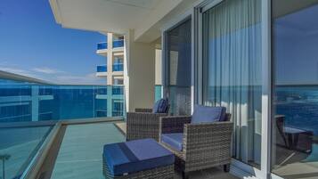 Condo, varias camas, balcón, vista al océano (Encantame Towers Verano 805) | Terraza o patio