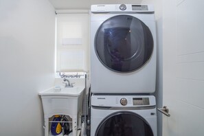 Condo, Multiple Beds, Balcony, Ocean View (Encantame Towers Verano 805) | Laundry