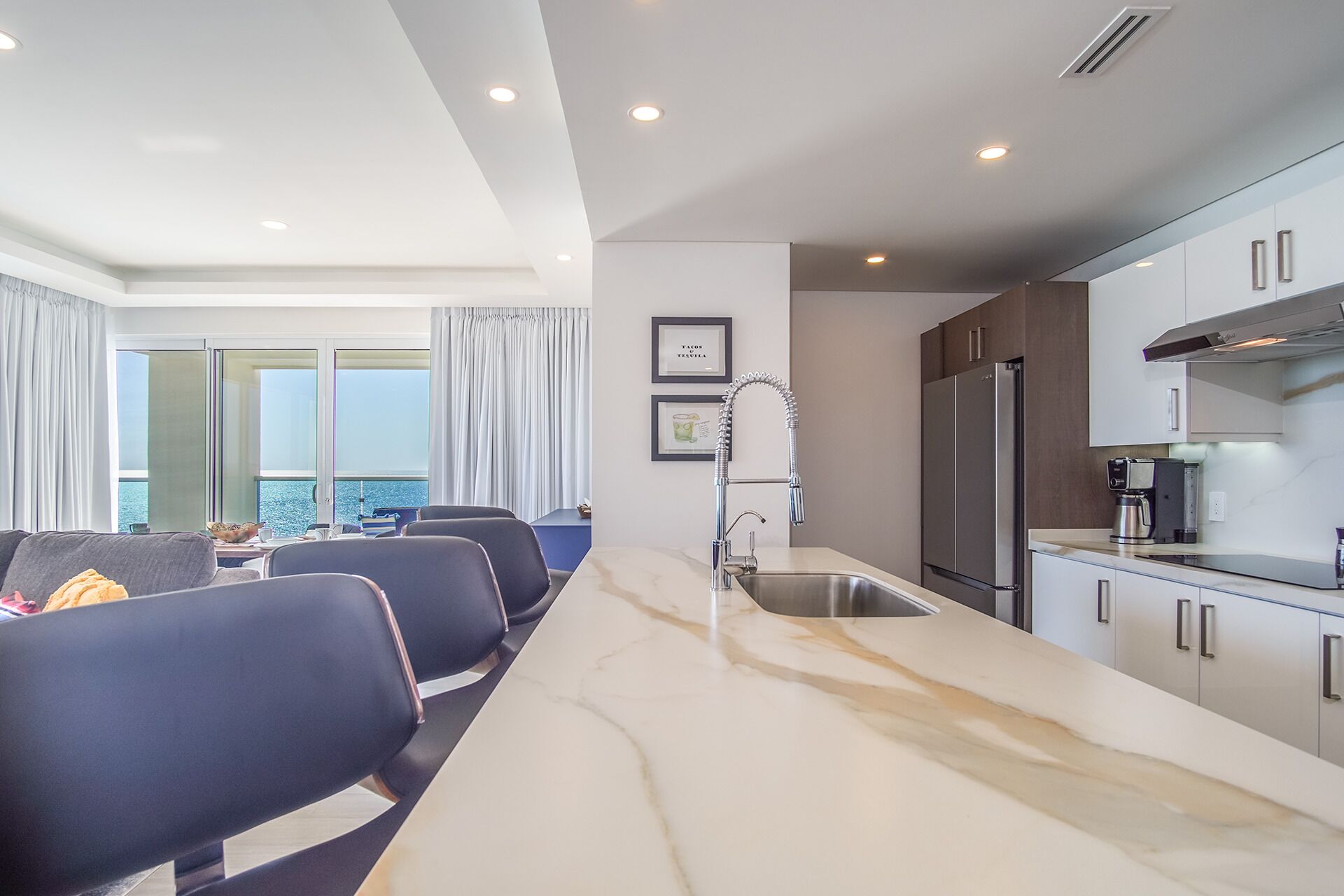 Condo, varias camas, balcón, vista al océano (Encantame Towers Verano 805) | Cocina privada