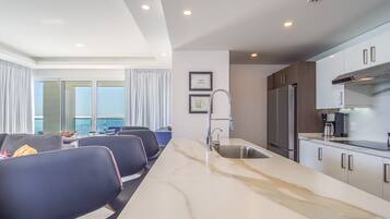 Condo, varias camas, balcón, vista al océano (Encantame Towers Verano 805) | Cocina privada