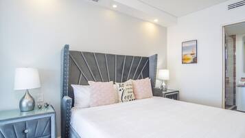 Condo, varias camas, balcón, vista al océano (Encantame Towers Verano 2005) | 2 habitaciones, decoración personalizada y muebles diferentes