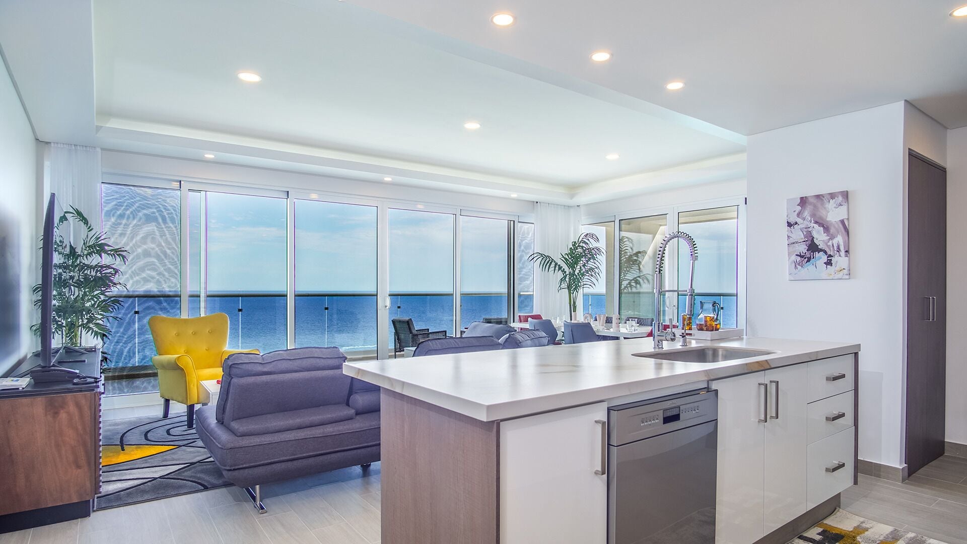 Apartamento, varias camas, balcón, vistas al mar (Encantame Towers Verano 2005) | Cocina privada | Mesa de comedor