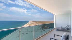 Condo, varias camas, balcón, vista al océano (Encantame Towers Viento 2004) | Vista desde la habitación