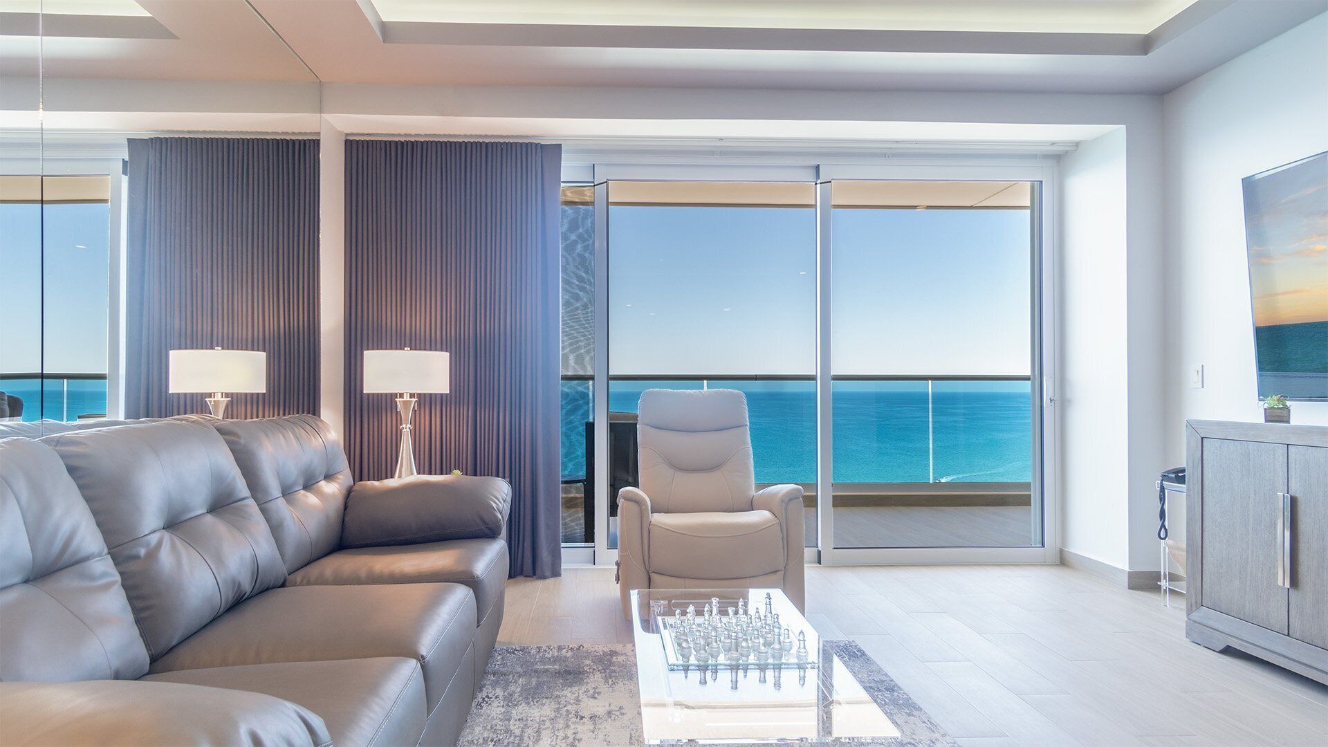 Condo, varias camas, balcón, vista al océano (Encantame Towers Viento 2004) | Área de sala de estar | Televisión de pantalla plana de 42 pulgadas con canales digitales 