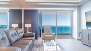 Condo, varias camas, balcón, vista al océano (Encantame Towers Viento 2004) | Área de sala de estar | Televisión de pantalla plana de 42 pulgadas con canales digitales
