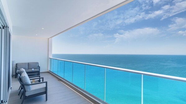 Condo, varias camas, balcón, vista al océano (Encantame Towers Viento 2004) | Vista desde la habitación