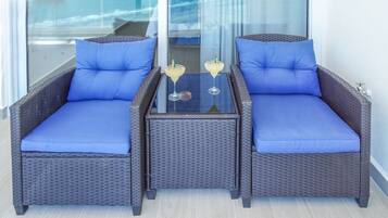 Condo, 1 cama King size y sofá cama, balcón, vista al océano (Encantame Towers Verano 2003) | Terraza o patio