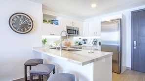 Condo, 1 cama King size y sofá cama, balcón, vista al océano (Encantame Towers Verano 2003) | Cocina privada | Comedor