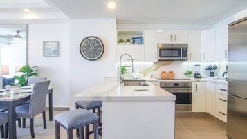 Condo, 1 King Bed with Sofa bed, Balcony, Ocean View (Encantame Towers Verano 2003) | Private kitchen | Dining tables