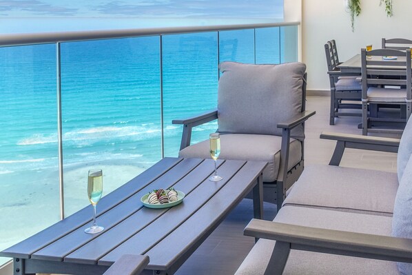 คอนโด, หลายเตียง, ระเบียง, วิวทะเล (Encantame Towers Verano 1404) | รับประทานอาหารกลางแจ้ง