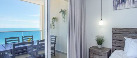 Condo, várias camas, sacada, vista para o oceano (Encantame Towers Verano 1404) | 2 quartos, individualmente decorados, individualmente mobiliados