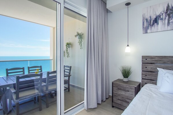 Apartamento, varias camas, balcón, vistas al mar (Encantame Towers Verano 1404) | 2 dormitorios, decoración individual, mobiliario individual