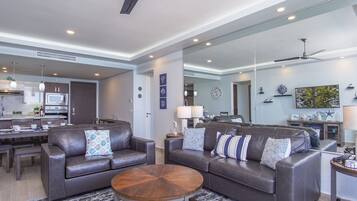 Bloc d'apartaments, diversos llits, balcó, vistes a l'oceà (Encantame Towers Verano 1404) | Sala d'estar | Televisor de pantalla plana de 42 polzades amb canals per cable