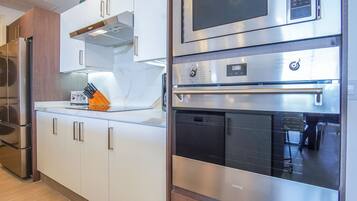 Condo, nhiều giường, ban công, quang cảnh biển (Encantame Towers Verano 304) | Bếp riêng | Bàn ăn