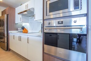 Kondominium, Beberapa Tempat Tidur, balkon, pemandangan samudra (Encantame Towers Verano 304) | Dapur pribadi | Meja makan